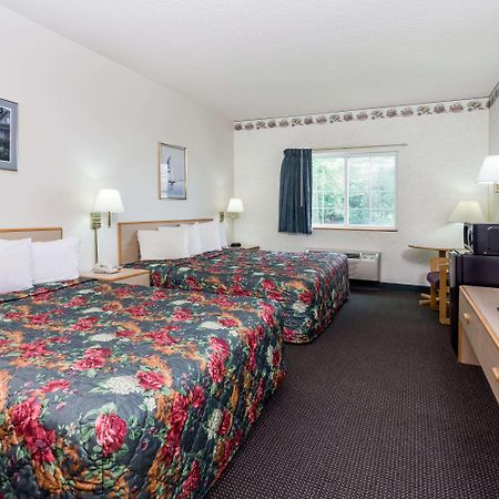 Super 8 By Wyndham Eagle River Exterior foto