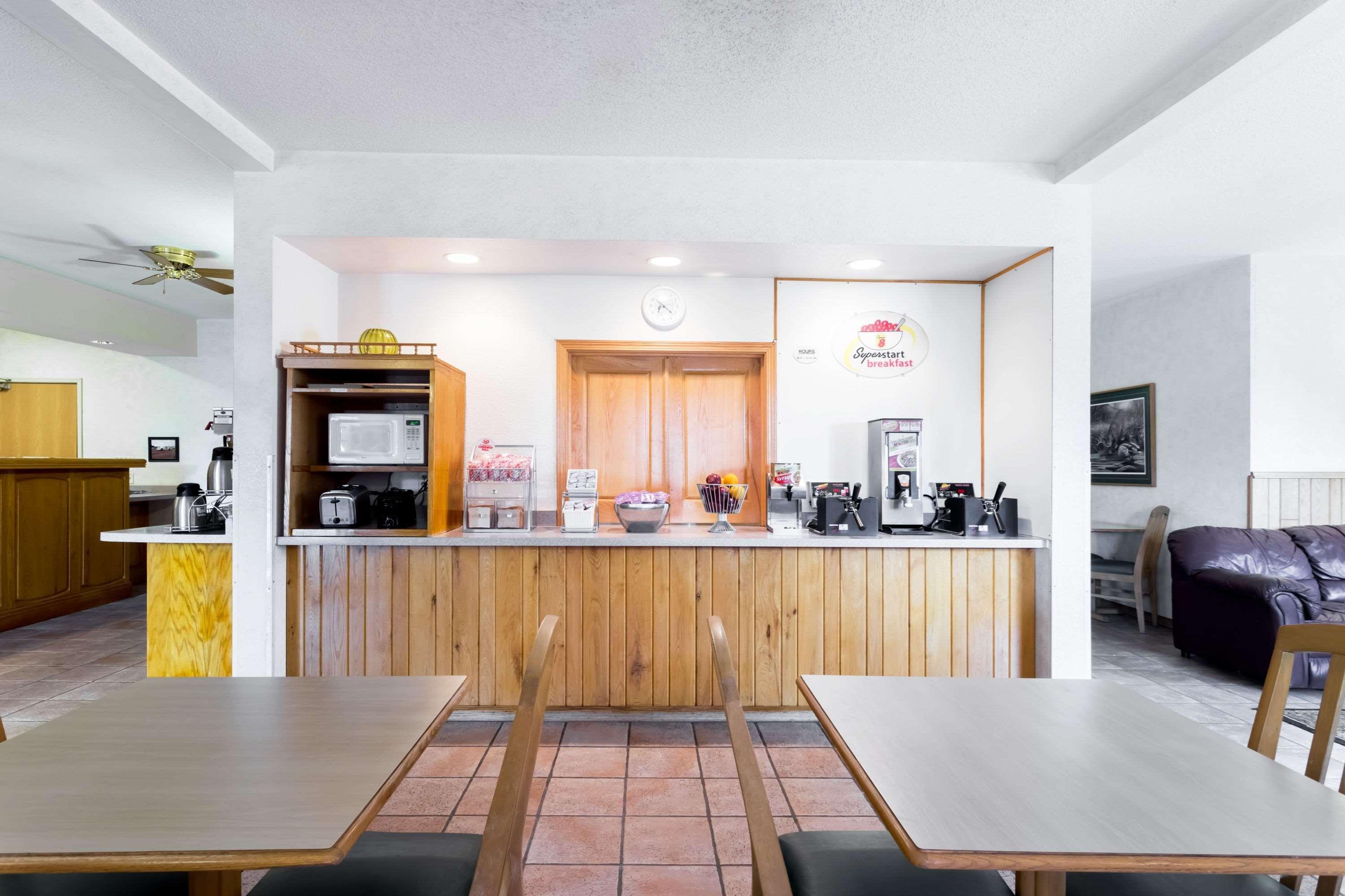 Super 8 By Wyndham Eagle River Exterior foto