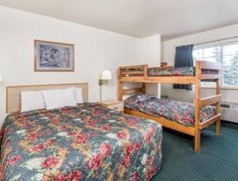 Super 8 By Wyndham Eagle River Exterior foto